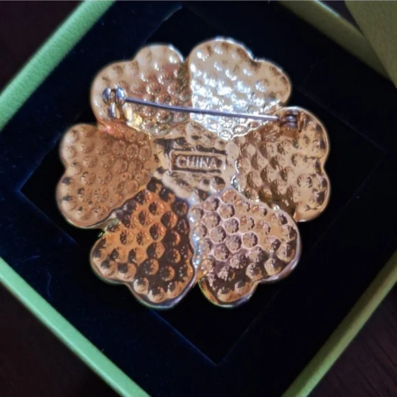 Elegant Cream and Gold Flower Brooch - Picture 3 of 7